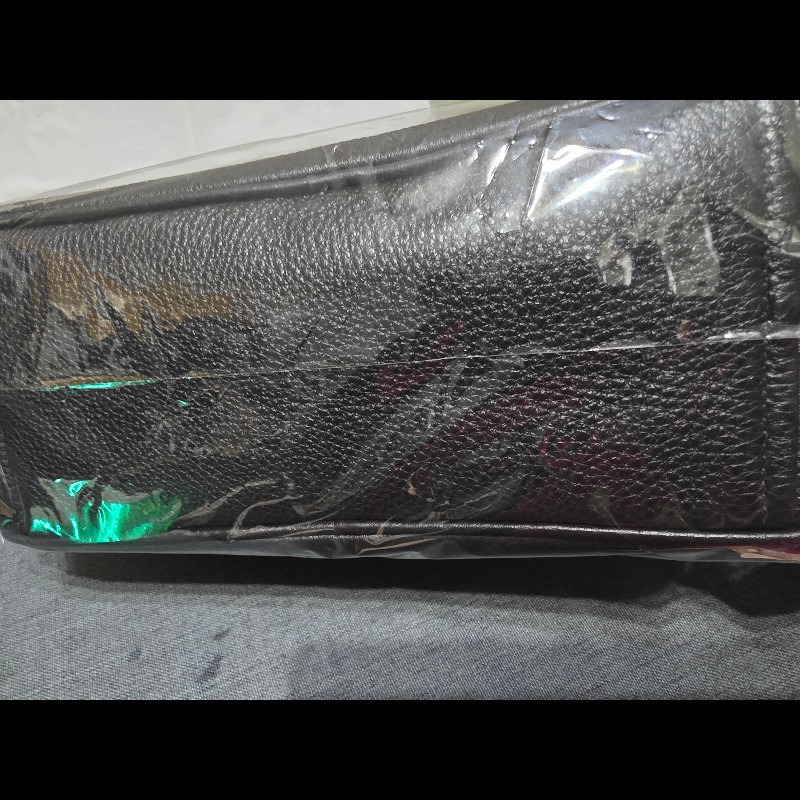 這是一件 Prada Vitello Phenix 黑色荔枝紋牛皮金色金屬標誌相機包。-4