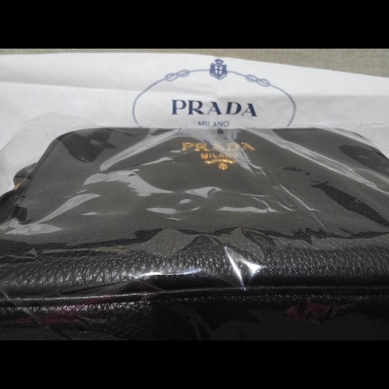 這是一件 Prada Vitello Phenix 黑色荔枝紋牛皮金色金屬標誌相機包。-6
