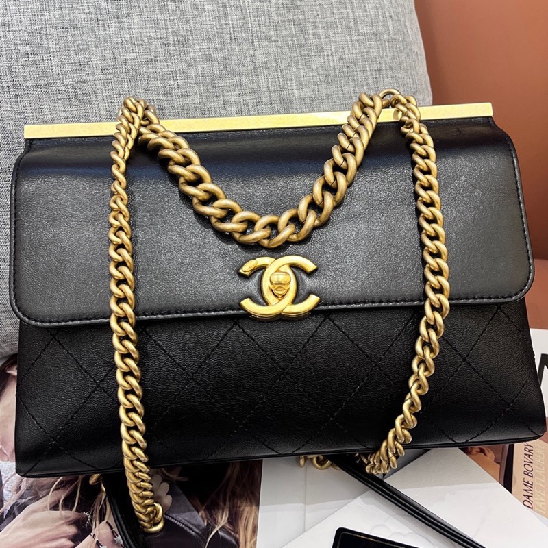 Chanel香奈兒黑金trendycc雙面黑金郵差包 29開有卡 底長23 52-0
