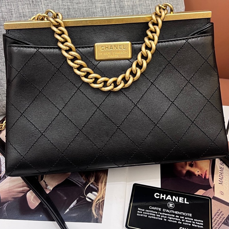 Chanel香奈兒黑金trendycc雙面黑金郵差包 29開有卡 底長23 52-1