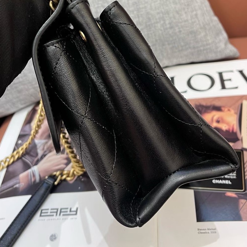 Chanel香奈兒黑金trendycc雙面黑金郵差包 29開有卡 底長23 52-2