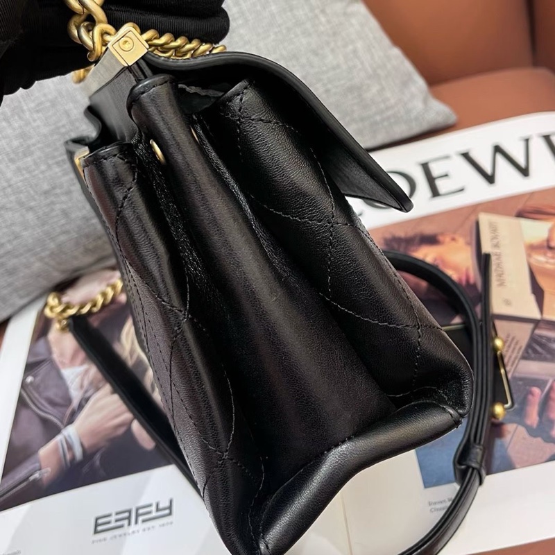 Chanel香奈兒黑金trendycc雙面黑金郵差包 29開有卡 底長23 52-3