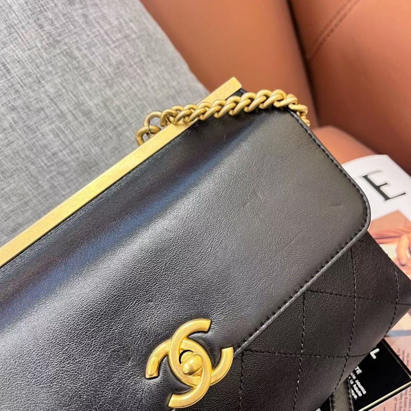 Chanel香奈兒黑金trendycc雙面黑金郵差包 29開有卡 底長23 52-4
