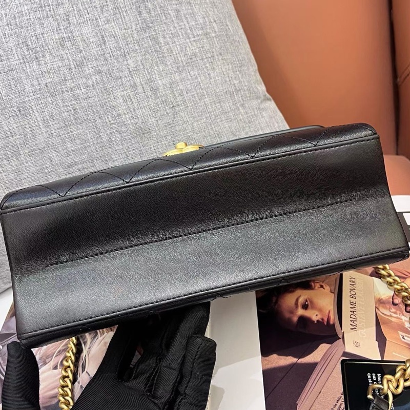 Chanel香奈兒黑金trendycc雙面黑金郵差包 29開有卡 底長23 52-7