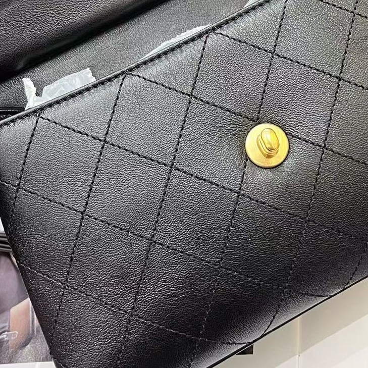 Chanel香奈兒黑金trendycc雙面黑金郵差包 29開有卡 底長23 52-8