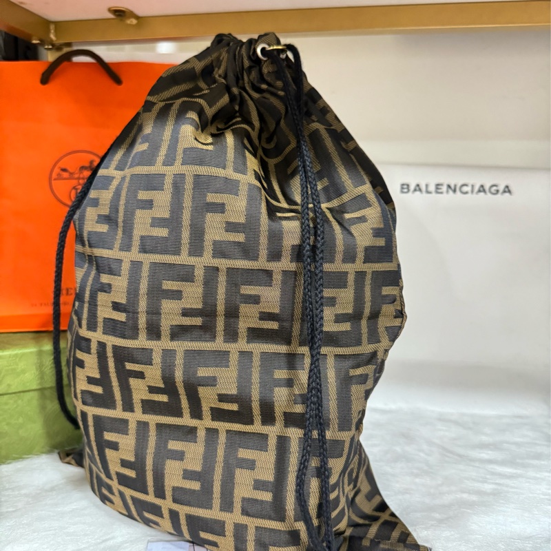 Fendi 手拿水桶-2