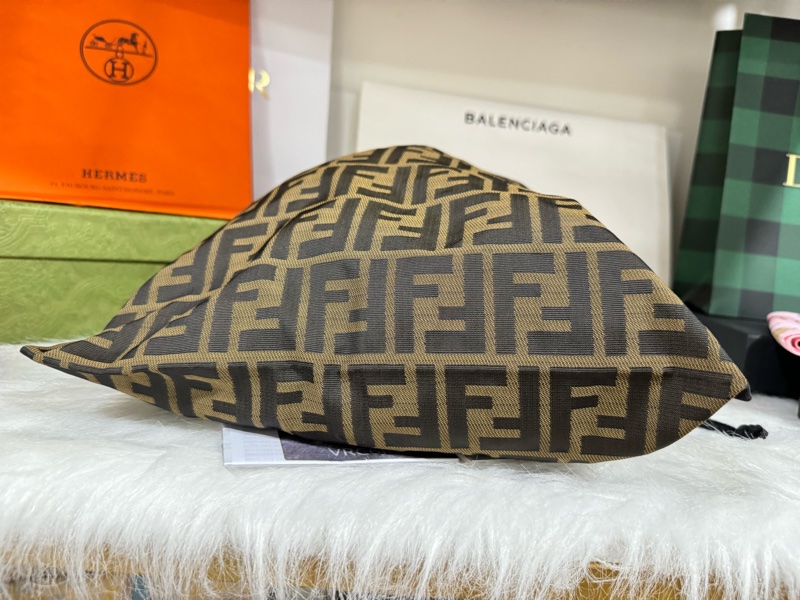 Fendi 手拿水桶-4