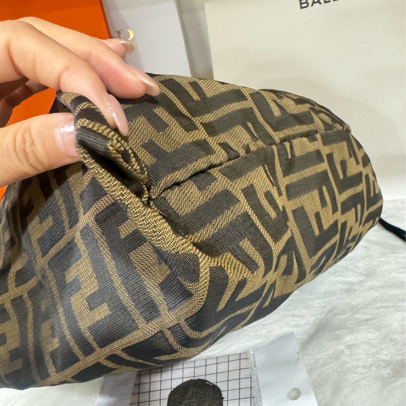 Fendi 手拿水桶-5