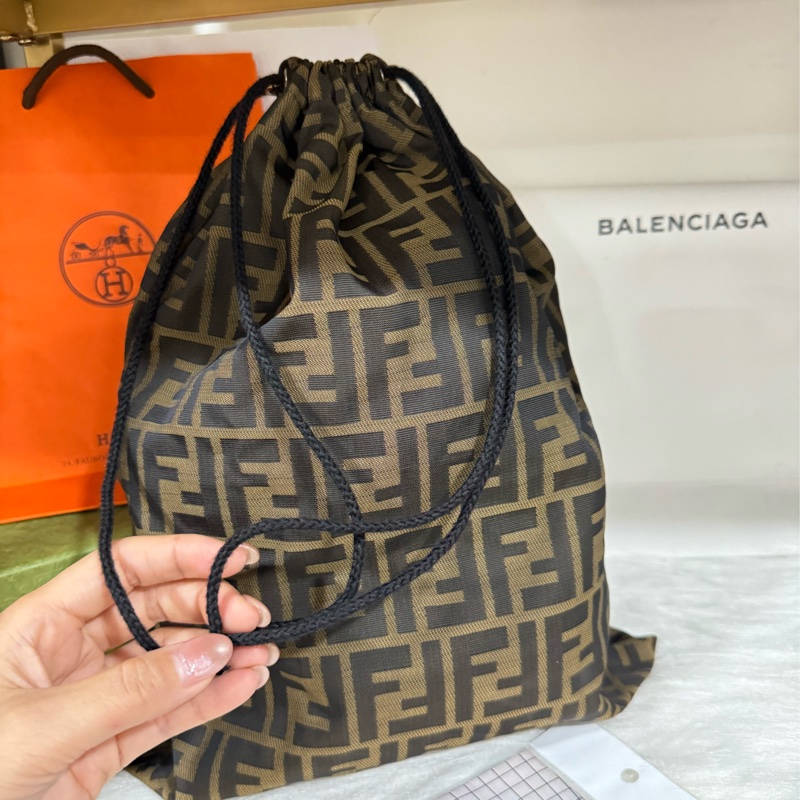 Fendi 手拿水桶-10