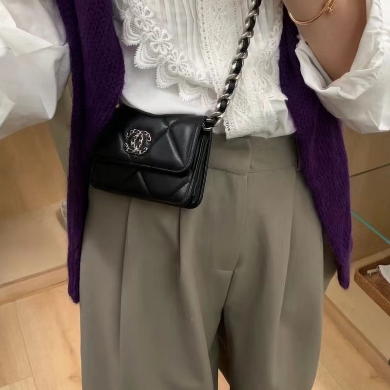 香奈兒19bagmini 黑銀  無明顯瑕疵 新鐳射 尺寸：13*10*6 附件：塵袋。-0