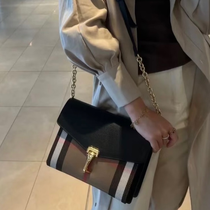 Burberry博柏利 黑色皮拼經典格紋鎖扣郵差包  尺寸：19-0