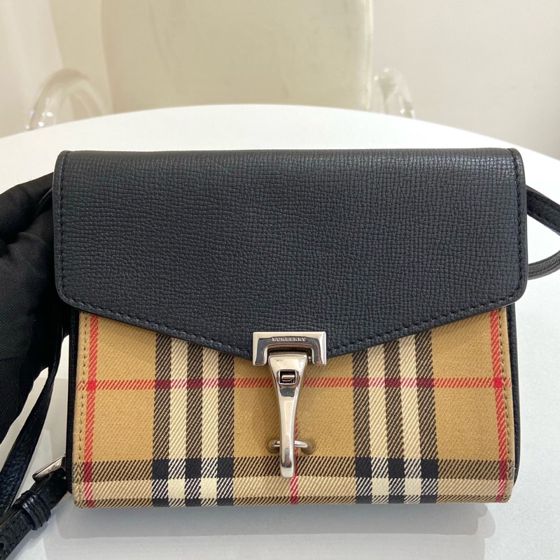 Burberry博柏利 黑色皮拼經典格紋鎖扣郵差包  尺寸：19-1