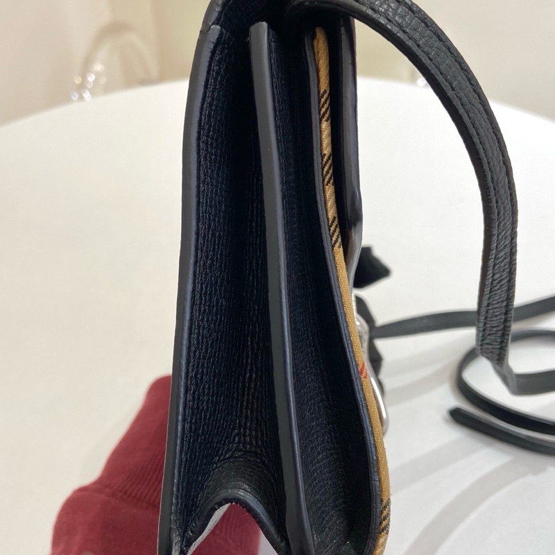 Burberry博柏利 黑色皮拼經典格紋鎖扣郵差包  尺寸：19-3