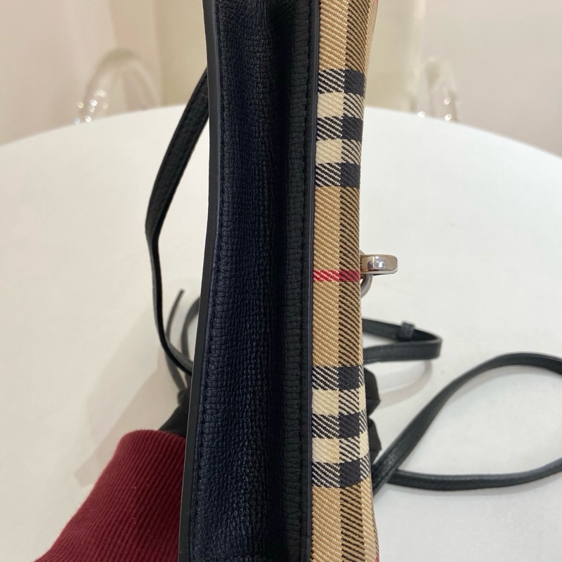 Burberry博柏利 黑色皮拼經典格紋鎖扣郵差包  尺寸：19-4