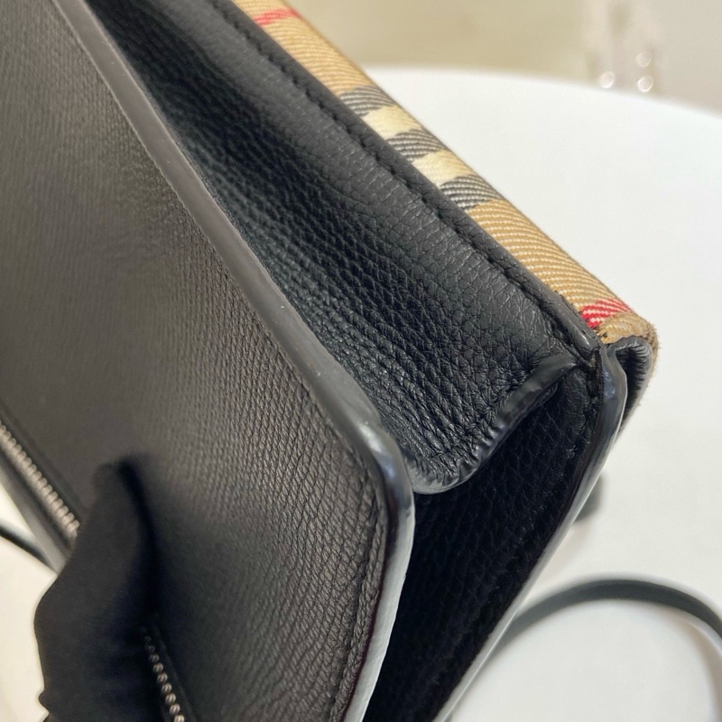 Burberry博柏利 黑色皮拼經典格紋鎖扣郵差包  尺寸：19-5