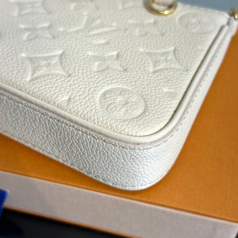 LOUIS VUITTON Easy pouch on strap - 米白-7