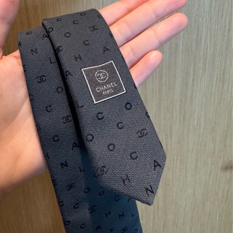 Chanel灰底黑字細版領帶-3
