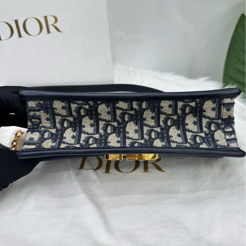 Dior迪奧藍色刺繡老花蒙田30小號鏈條單肩斜挎包 24年 經典到不用多說的款 可鹽可甜 腋下/斜挎/單肩隨便背，尺寸21x16x12cm-4