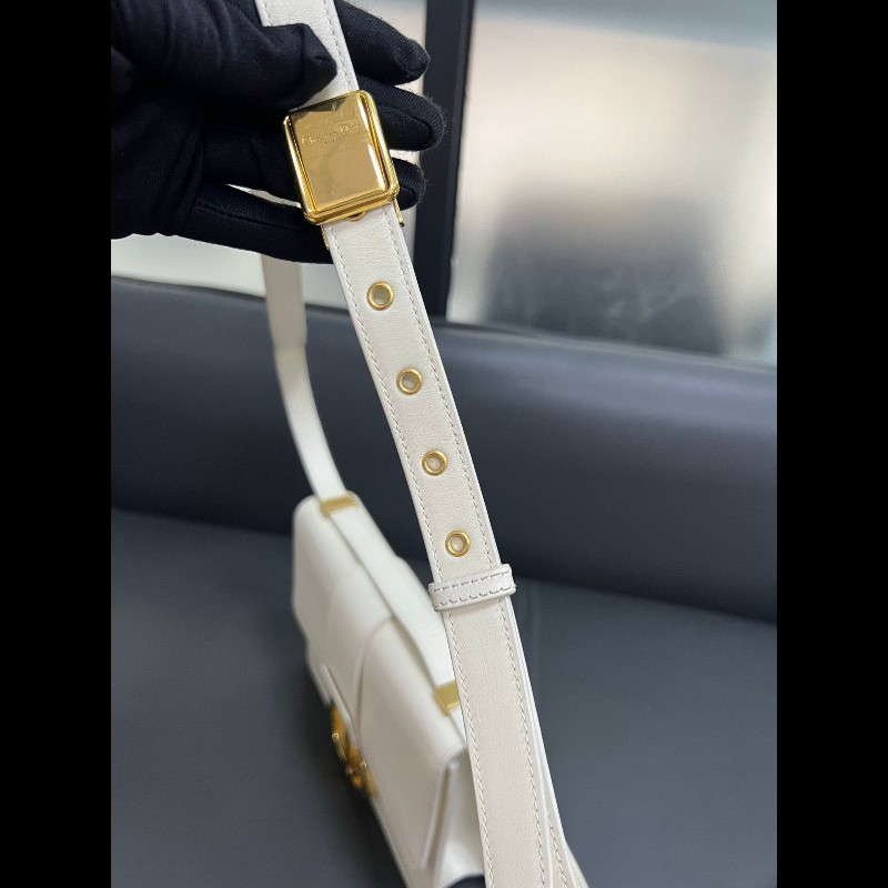 Dior montaigne 30 medium 
蒙田30 白色金扣全皮-18