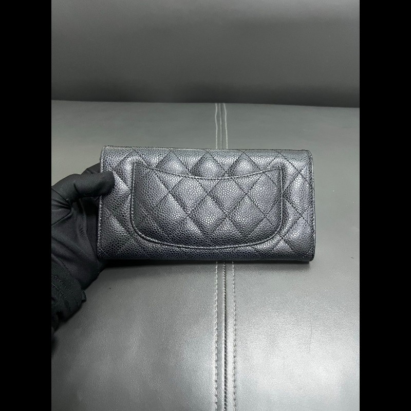 Chanel Classic Flap wallet
CF系列黑銀魚子酱款錢包-1