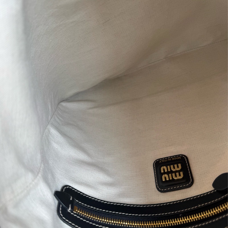 Miu Miu 黑色lvy肩背包❤️‍🔥❤️‍🔥超輕超好裝✨-17