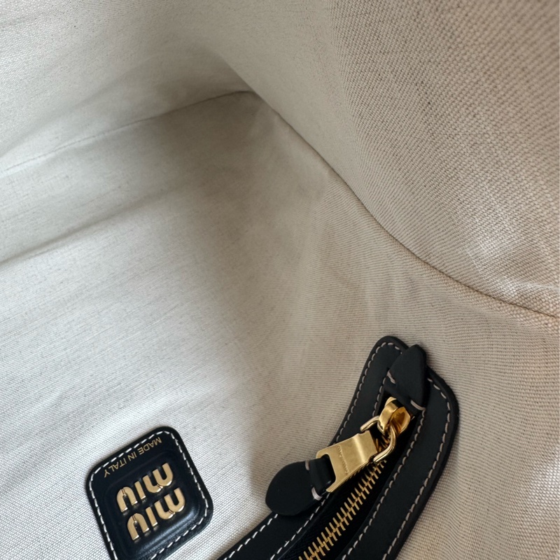 Miu Miu 黑色lvy肩背包❤️‍🔥❤️‍🔥超輕超好裝✨-18