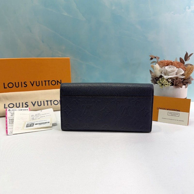 LV Sarah 深藍壓紋牛皮信封釦式長夾-1