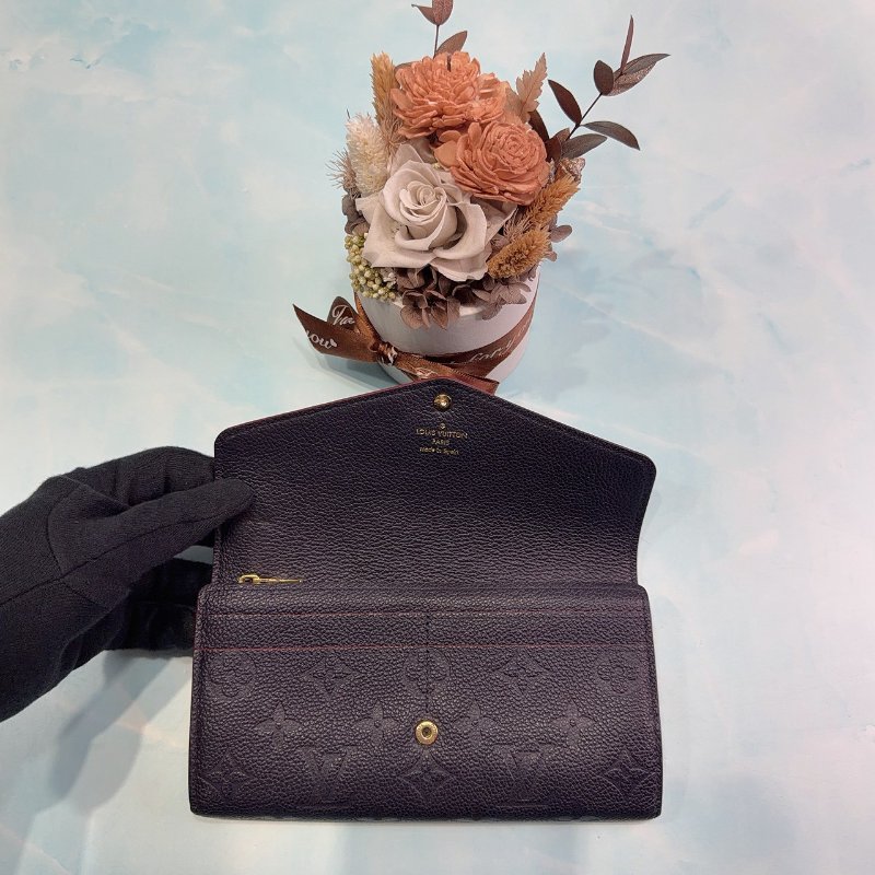 LV Sarah 深藍壓紋牛皮信封釦式長夾-3