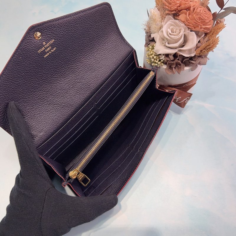LV Sarah 深藍壓紋牛皮信封釦式長夾-4