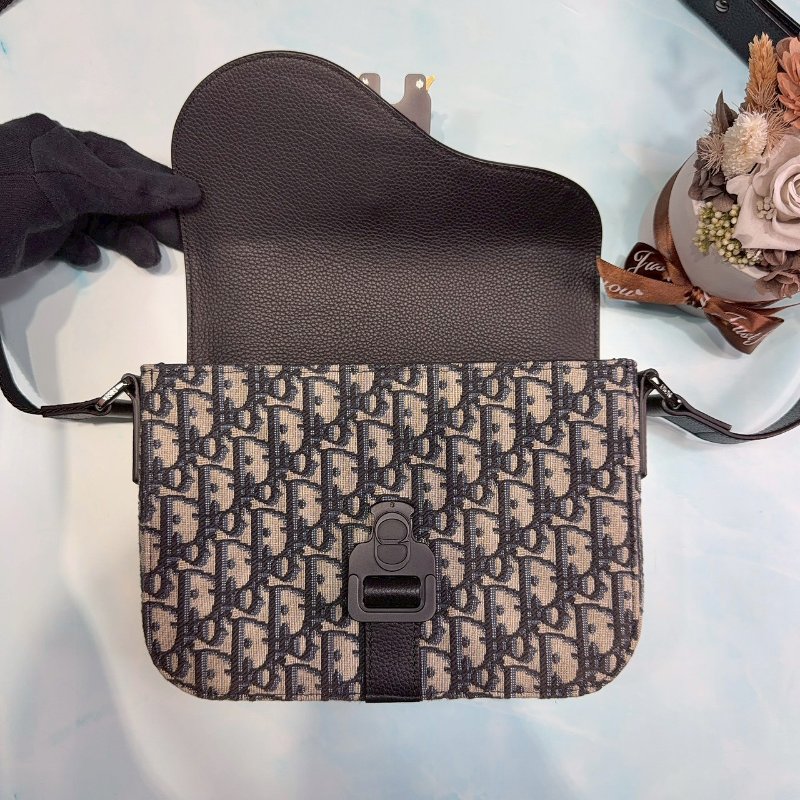 DIOR Saddle緹花小型翻蓋郵差包-4