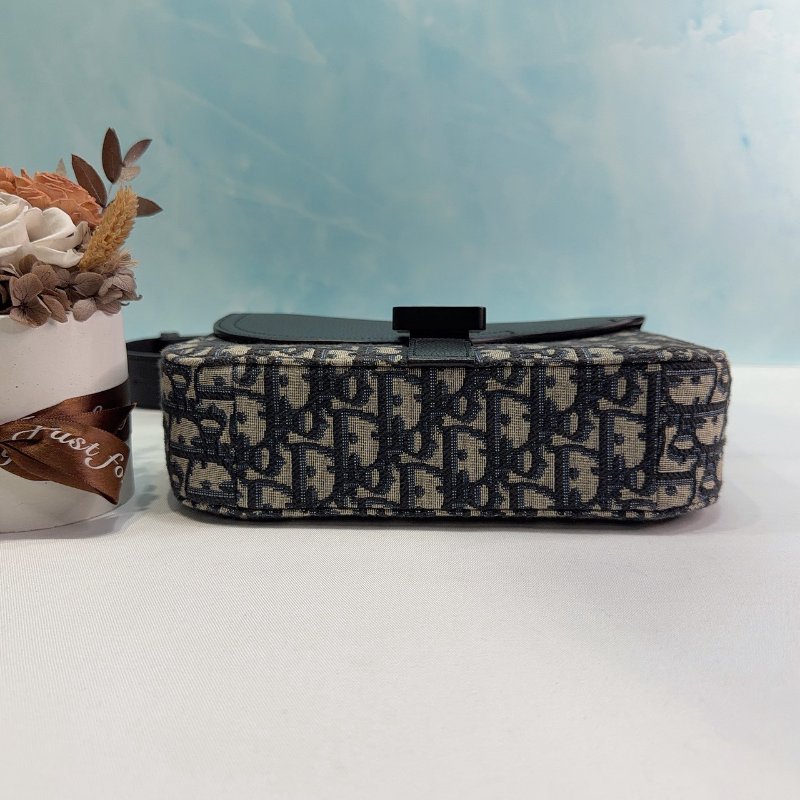 DIOR Saddle緹花小型翻蓋郵差包-7