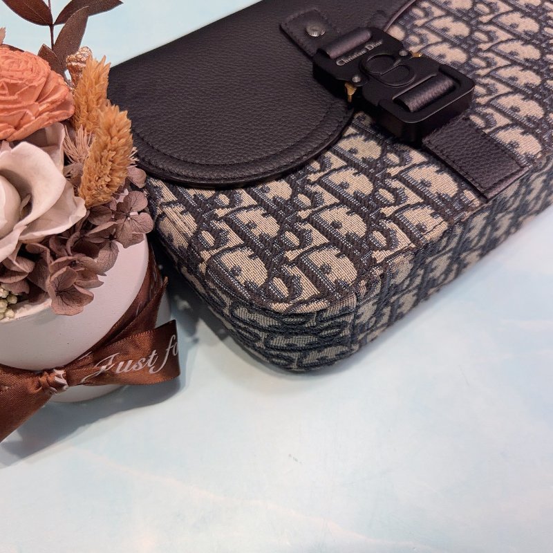DIOR Saddle緹花小型翻蓋郵差包-9