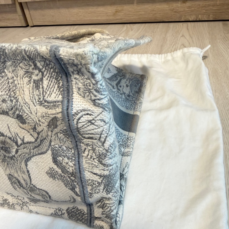 DIOR中號刺繡手提包-6