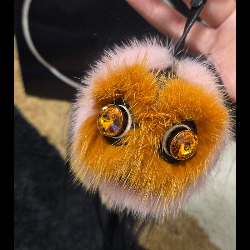 ​Fendi 怪獸皮草吊飾---
熱帶翠鳥狐狸毛及山羊毛皮吊飾-1