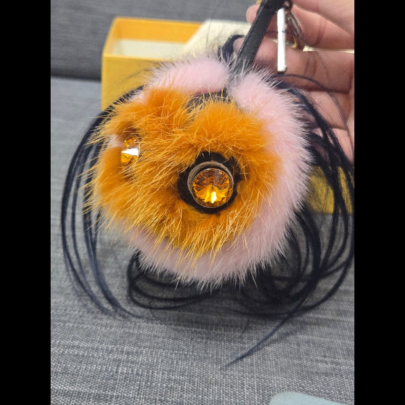 ​Fendi 怪獸皮草吊飾---
熱帶翠鳥狐狸毛及山羊毛皮吊飾-2