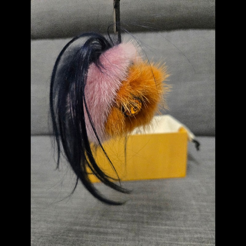 ​Fendi 怪獸皮草吊飾---
熱帶翠鳥狐狸毛及山羊毛皮吊飾-4