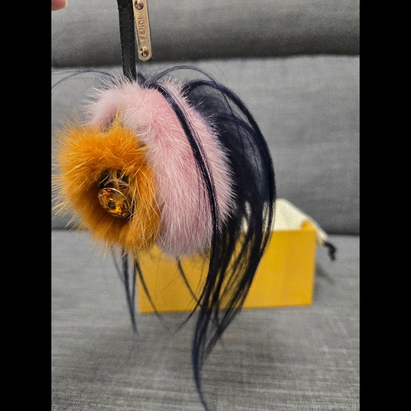 ​Fendi 怪獸皮草吊飾---
熱帶翠鳥狐狸毛及山羊毛皮吊飾-5