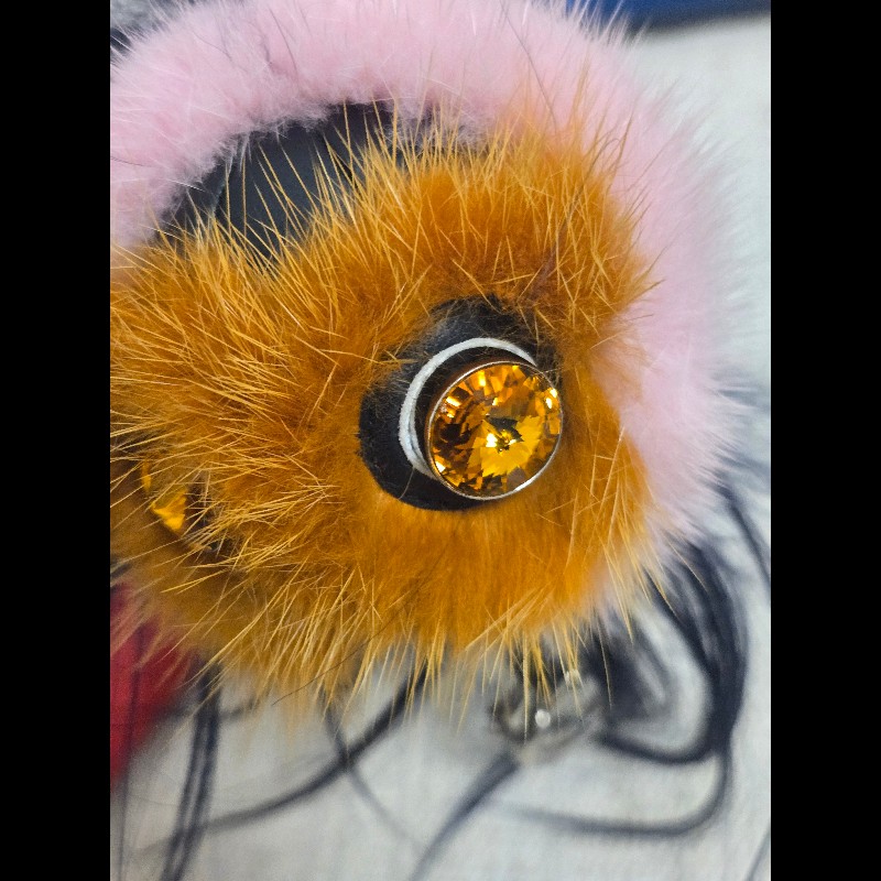 ​Fendi 怪獸皮草吊飾---
熱帶翠鳥狐狸毛及山羊毛皮吊飾-6