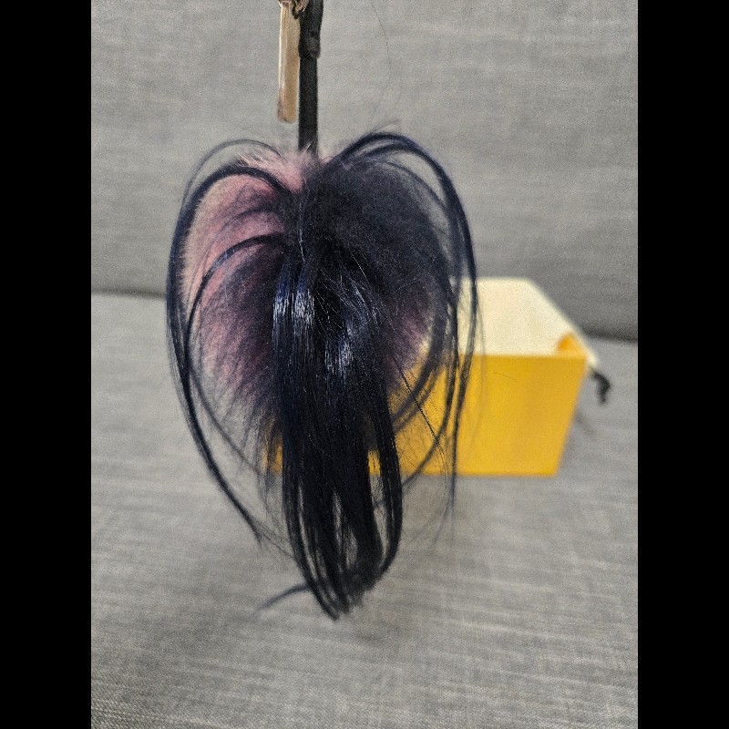 ​Fendi 怪獸皮草吊飾---
熱帶翠鳥狐狸毛及山羊毛皮吊飾-8