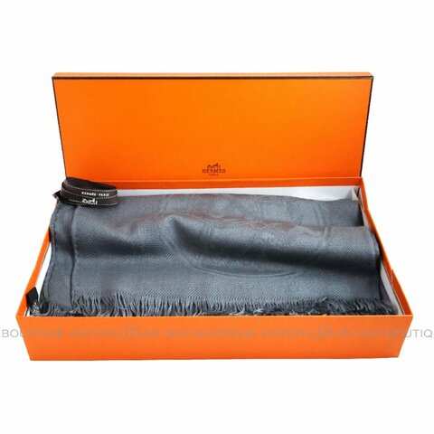 金鐸精品~2522 HERMES愛馬仕New Libris系列馬車圖紋板岩深灰色喀什米爾與絲綢混紡長圍巾 披肩