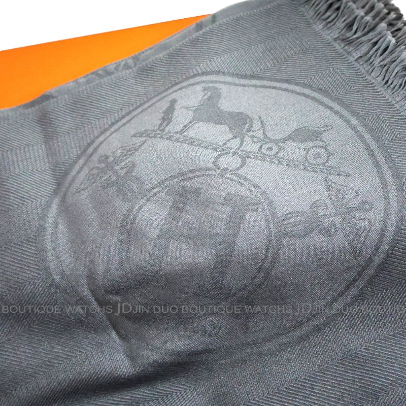 金鐸精品~2522 HERMES愛馬仕New Libris系列馬車圖紋板岩深灰色喀什米爾與絲綢混紡長圍巾 披肩-4