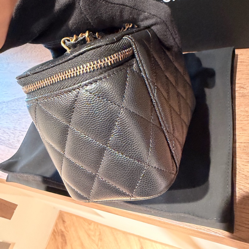 99成新｜CHANEL VANITY A CHAINE 荔枝皮長盒子/黑金-5