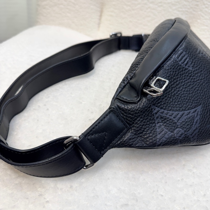 Discovery腰包 Louis Vuitton 路易威登 黑色 Taurillon Shadow壓紋牛皮 腰包 胸包 斜背包 M57289-5