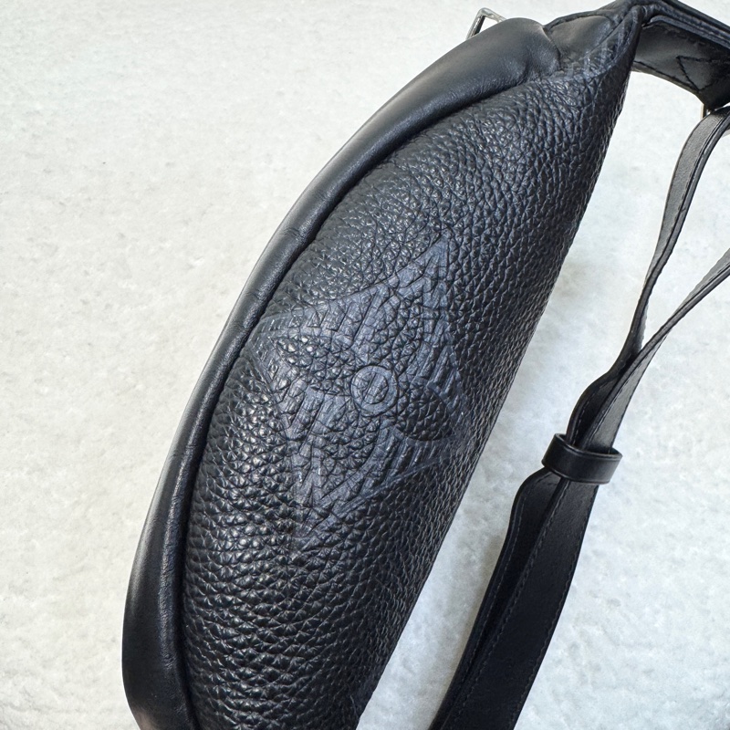 Discovery腰包 Louis Vuitton 路易威登 黑色 Taurillon Shadow壓紋牛皮 腰包 胸包 斜背包 M57289-6