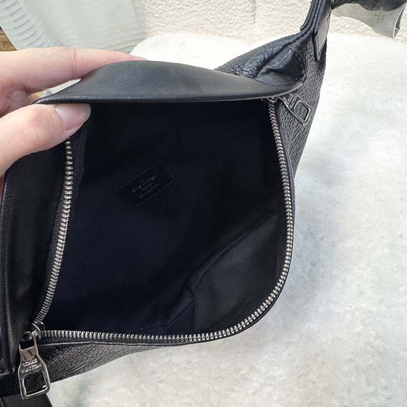 Discovery腰包 Louis Vuitton 路易威登 黑色 Taurillon Shadow壓紋牛皮 腰包 胸包 斜背包 M57289-7