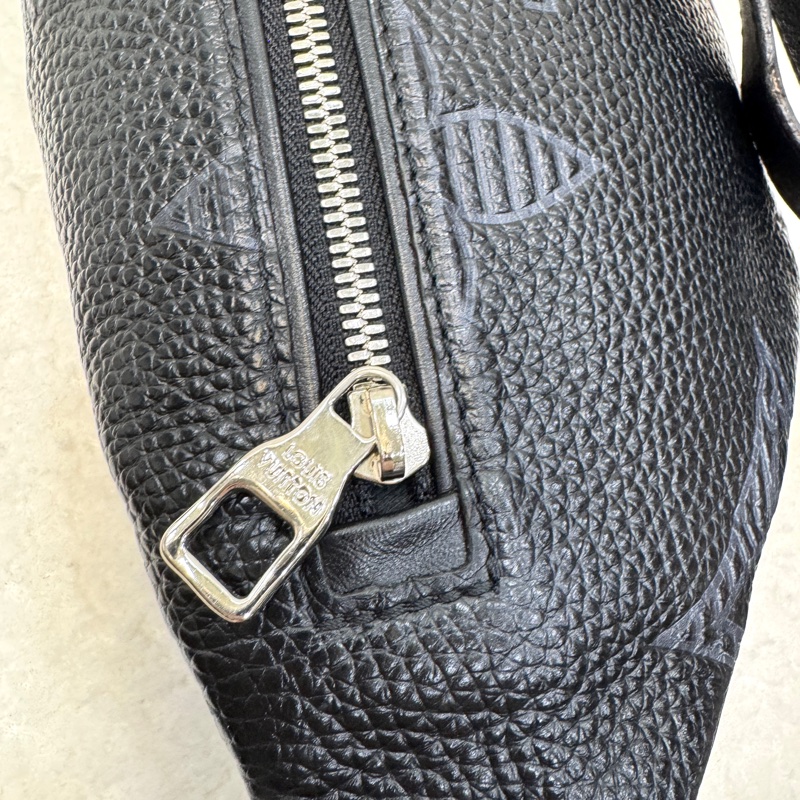 Discovery腰包 Louis Vuitton 路易威登 黑色 Taurillon Shadow壓紋牛皮 腰包 胸包 斜背包 M57289-10