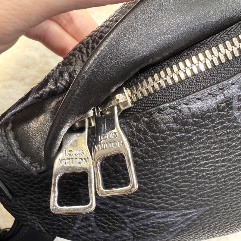 Discovery腰包 Louis Vuitton 路易威登 黑色 Taurillon Shadow壓紋牛皮 腰包 胸包 斜背包 M57289-22