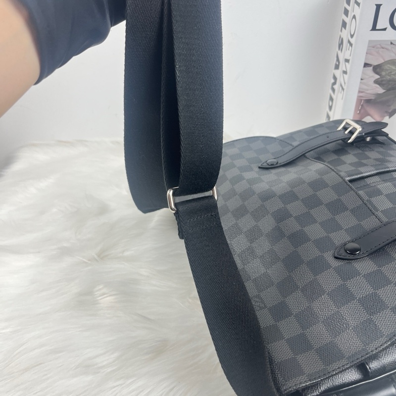 lv黑棋盤格郵差包-5