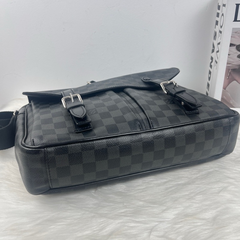 lv黑棋盤格郵差包-6