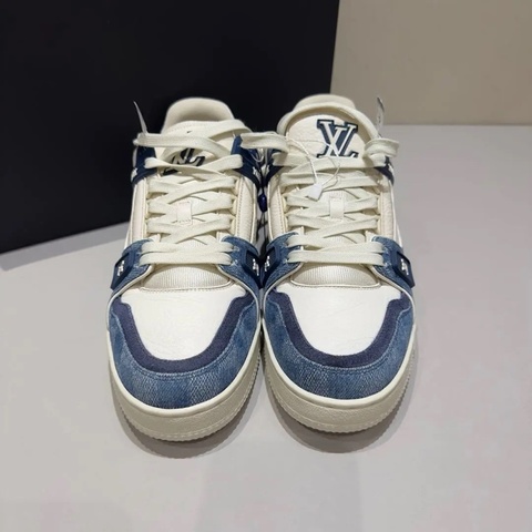 lv Trainer 白藍牛仔棋盤格  試穿痕跡。